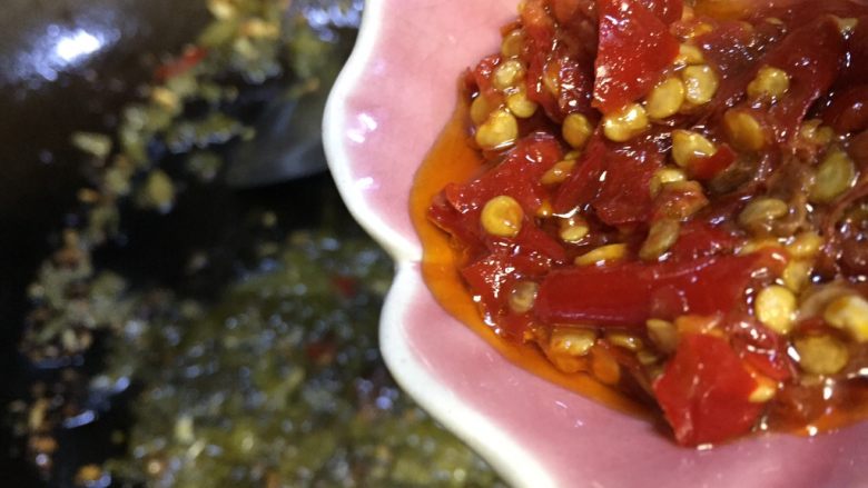 双豆孜香菜菠萝,酸菜炒出香味后倒入酸辣椒,继续炒出香味