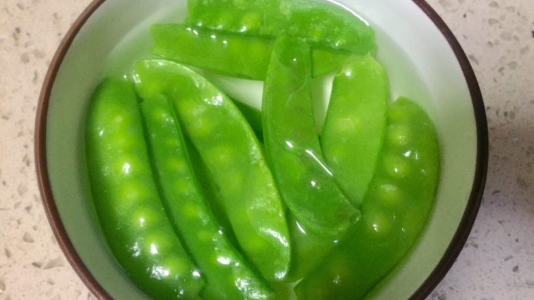 双豆孜香菜菠萝,颜色很好,看起也很新鲜,微波炉的妙用,充分利用资源