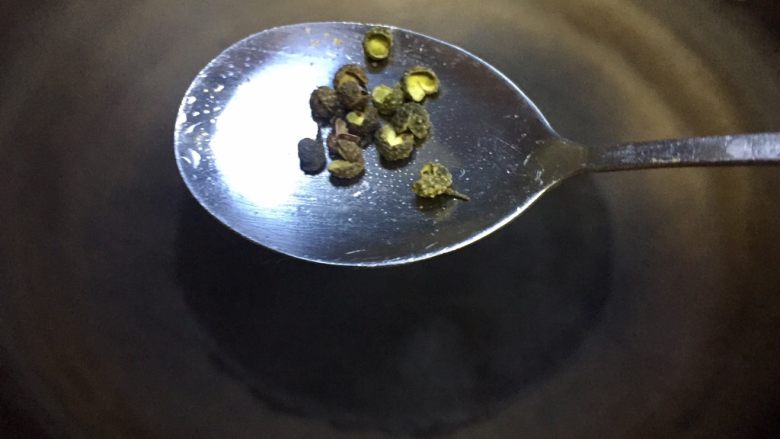 双豆孜香菜菠萝,所有食材都准备好了,中高火热锅下油,油温6层下<a style='color:red;display:inline-block;' href='/shicai/ 700'>花椒</a>和老姜大蒜末