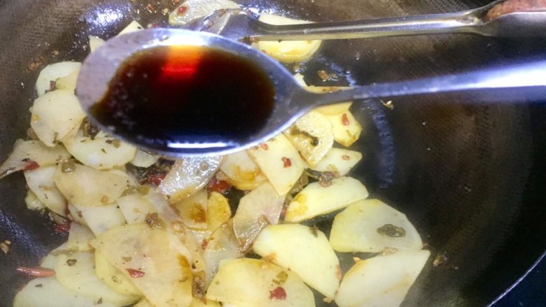 双豆孜香菜菠萝,炒出香味土豆片表面上色了,放一勺<a style='color:red;display:inline-block;' href='/shicai/ 788'>生抽</a>