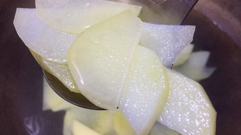 双豆孜香菜菠萝,铁锅烧水把洗好的土豆片稍煮至断生,即土豆片变透明就捞起沥水