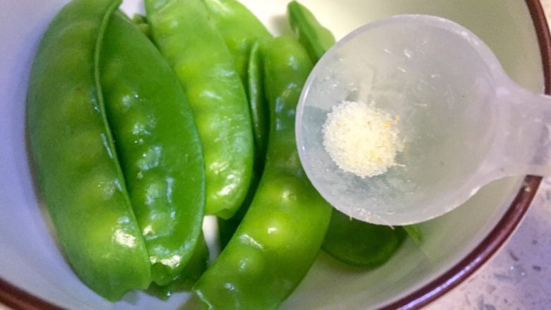 双豆孜香菜菠萝,把水倒掉,加入少许调味盐