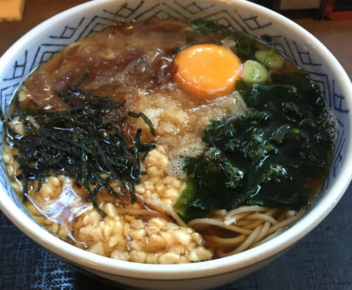 在路上,跟陌生人一起用餐