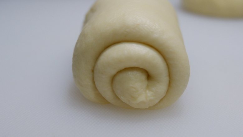 经典港式吐司,卷起,圈数2.5圈为宜。