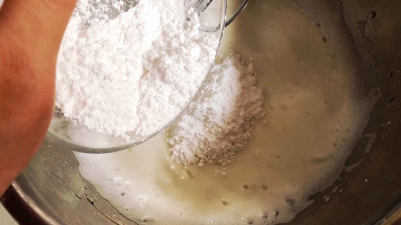 6寸可可戚风,继续搅打至泡沫变的细腻,加入第二次糖粉