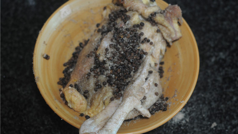 清蒸椒麻鸡——一锅两菜真方便,在鸡身表面均匀地涂抹花椒盐,腌至半个小时以上