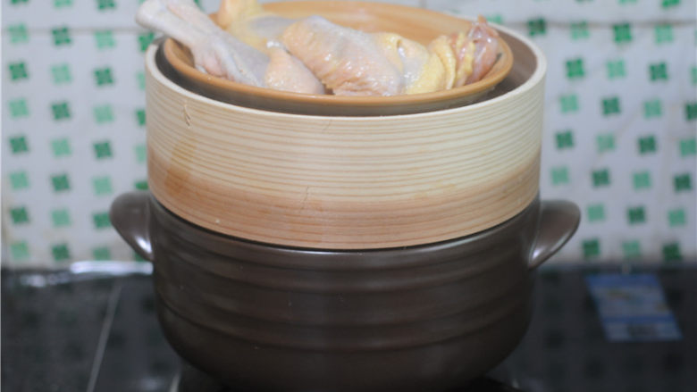 清蒸椒麻鸡——一锅两菜真方便,放入蒸锅内,淋入一勺<a style='color:red;display:inline-block;' href='/shicai/ 718'>料酒</a>