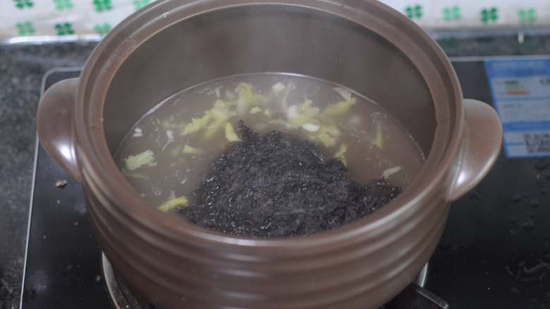 清蒸椒麻鸡——一锅两菜真方便,砂锅里放入半锅水,放入紫菜和白菜叶