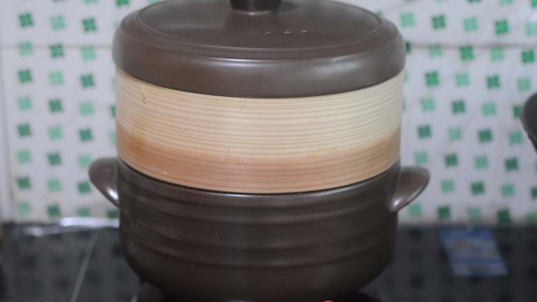 清蒸椒麻鸡——一锅两菜真方便,将蒸笼放在砂锅上面,大火烧开后蒸20分钟