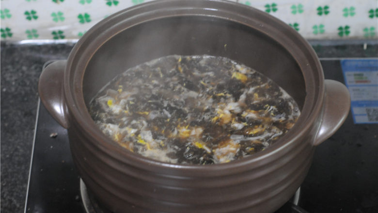 清蒸椒麻鸡——一锅两菜真方便,端开蒸笼,打入鸡蛋,用筷子快速划散