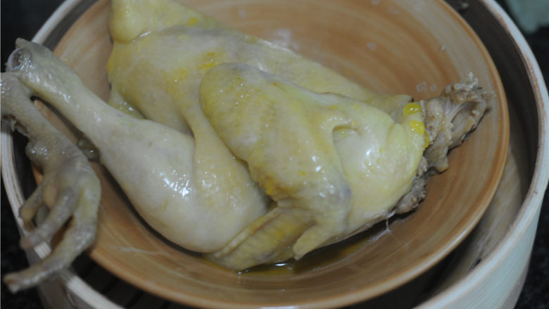 清蒸椒麻鸡——一锅两菜真方便,鸡端出来,放一旁稍微放凉即可切块装盘