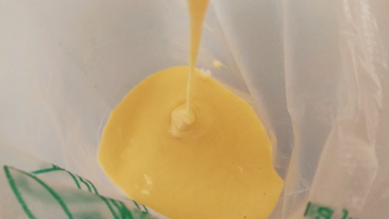 百变水果+当牛油果撞上鸡蛋饼,倒入裱花袋里,备用