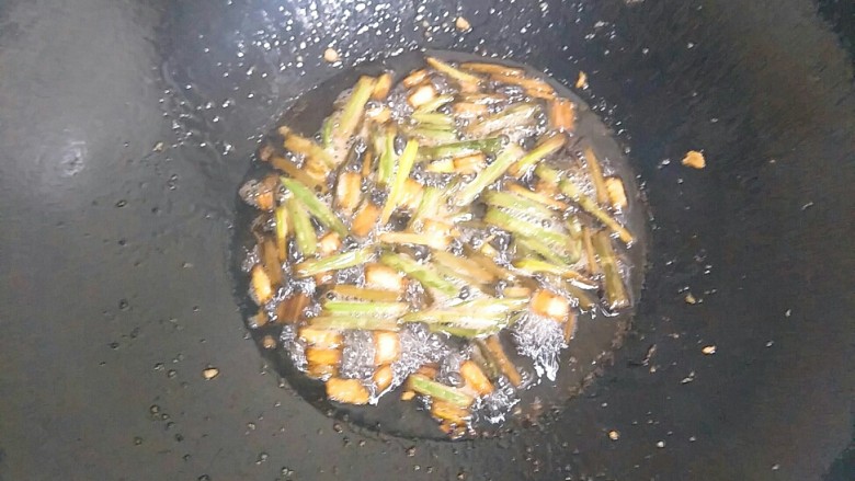葱油拌面,将葱白、葱叶熬至颜色转为褐色时就可以关火了,让锅内油的余温继续熬制。熬好的<a style='color:red;display:inline-block;' href='/shicai/ 738'>葱油</a>可以倒入玻璃瓶中,下次需要用的时候就有得用啦。