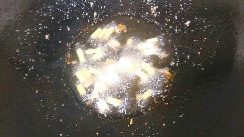 葱油拌面,猪油全部化开后放入葱白,继续小火。