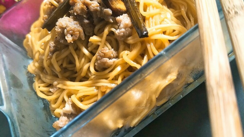 葱油拌面,因为猪肉和<a style='color:red;display:inline-block;' href='/shicai/ 9'>鸡蛋</a>为个人口味添加,所以就不另外写步骤了。