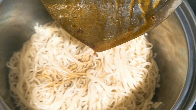 葱油拌面,煮好的酱油葱油汁可以直接浇到面条上,拌匀即可。
