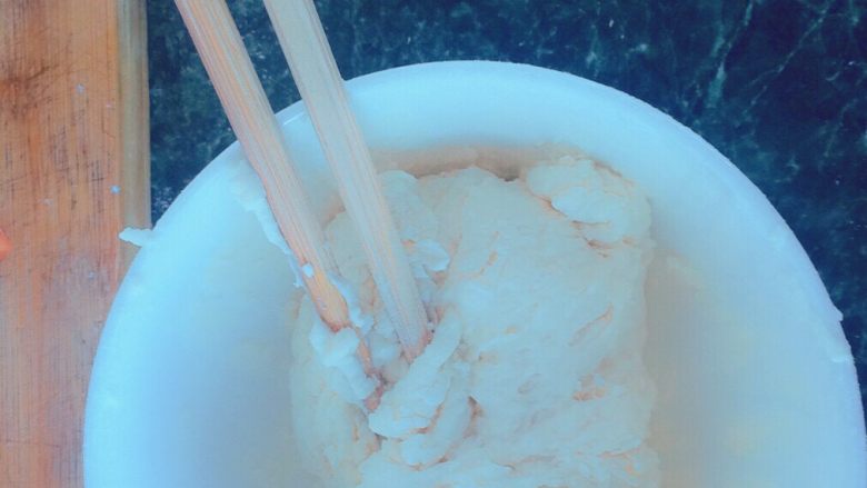 酸辣番茄面疙瘩,等开水冷却会倒入面粉中,搅拌成团状,也有搅拌成絮状的不过我感觉没有嚼劲