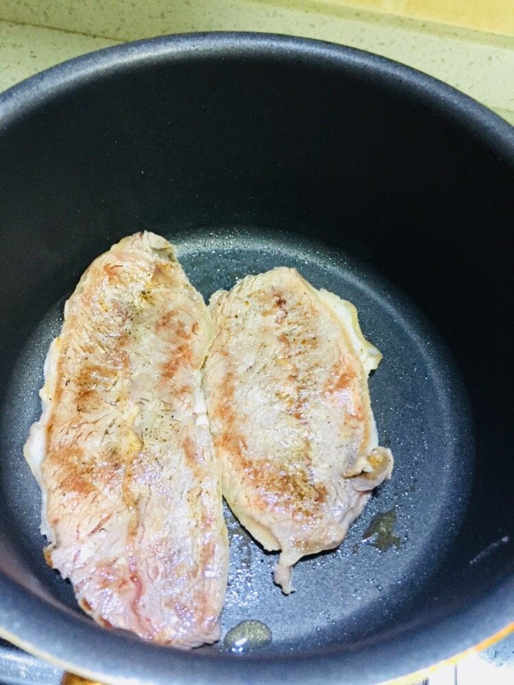 西兰花意大利面,牛排腌制好,锅中不用放油烧热,放牛排,两面煎熟,孩子吃我会煎的时间有点长。