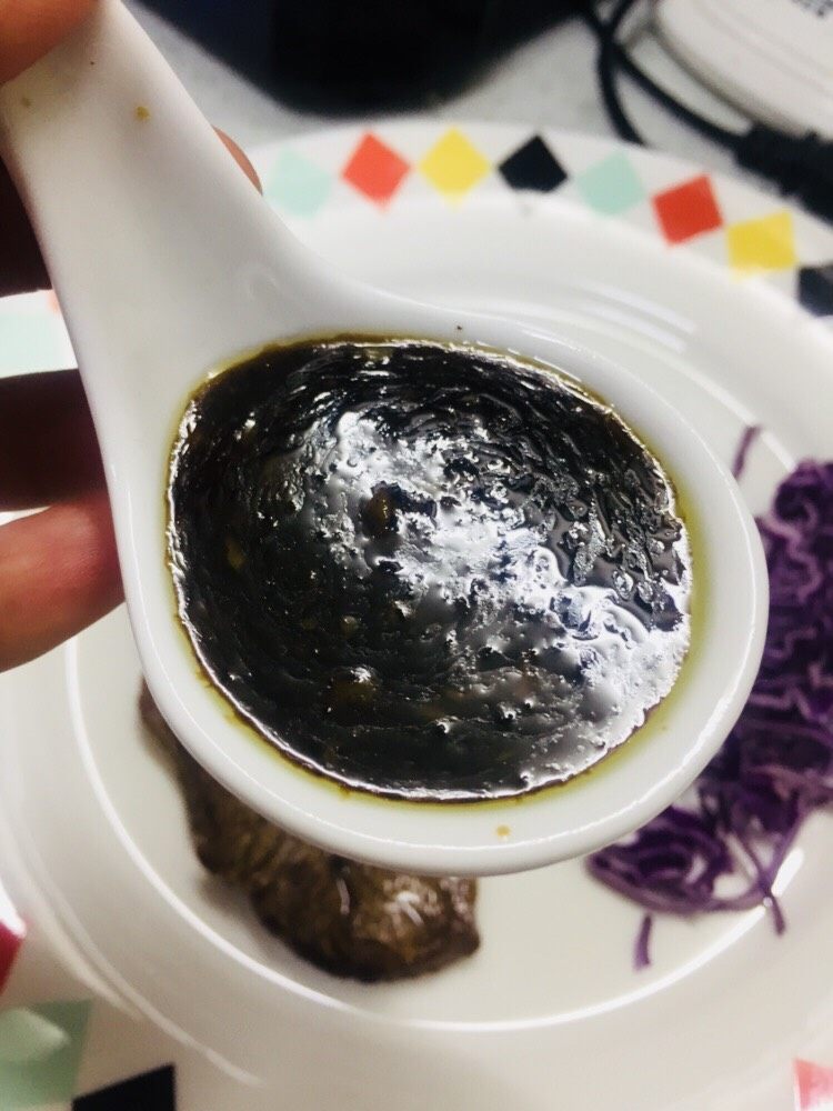 西兰花意大利面,锅烧热,放油,倒入黑胡椒酱➕糖➕自己熬的蒜泥,搅拌均匀。