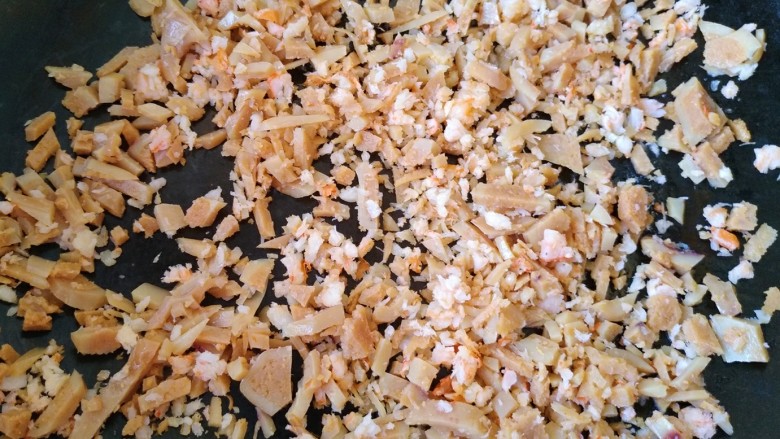 海鲜咖喱炒饭,锅里再入油,放入鲜虾和鱿鱼仔翻炒