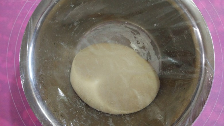 金灿灿—鸡蛋灌饼,称200g面粉。
倒入60g开水(100度的叫开水),迅速用筷子搅拌。
再加入70g冷水,继续用筷子搅拌。
揉成面团,用力揉至面团光滑有弹性。