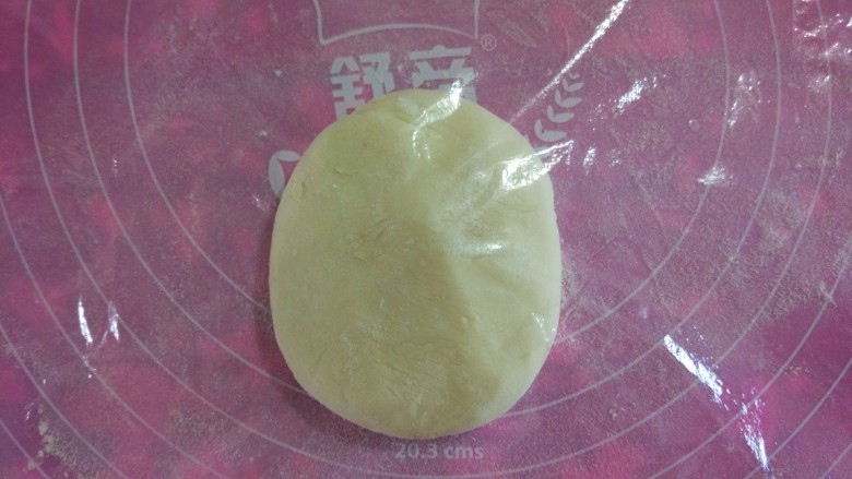 金灿灿—鸡蛋灌饼,褶皱朝下放,盖保鲜膜静置15分钟。