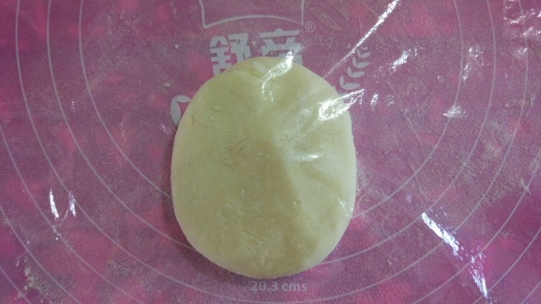 金灿灿—鸡蛋灌饼,褶皱朝下放，盖保鲜膜静置15分钟。