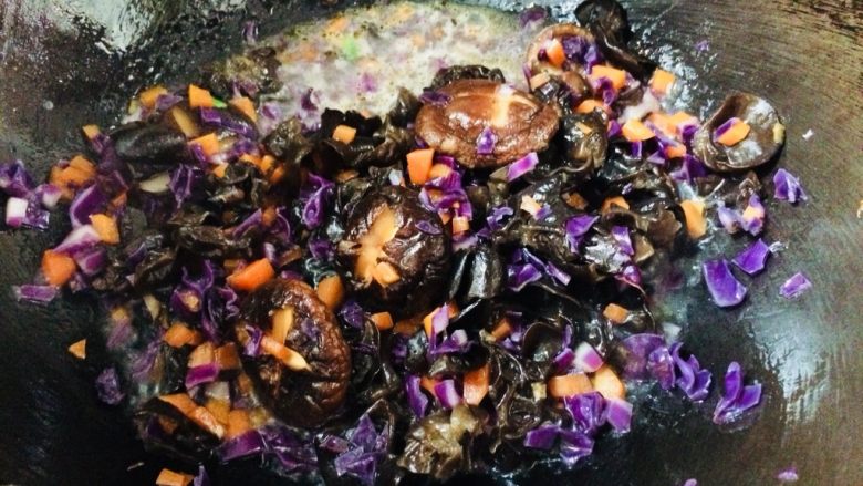 美味彩虹打卤面,再放入紫甘蓝、木耳、香菇,以及香菇水。