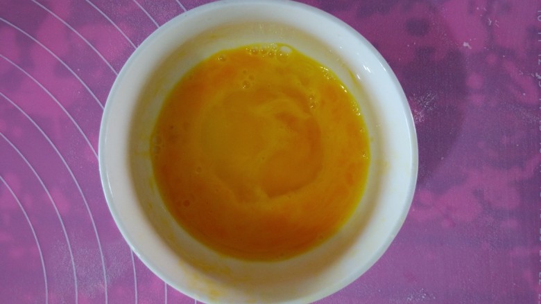 金灿灿—鸡蛋灌饼,取一颗<a style='color:red;display:inline-block;' href='/shicai/ 9'>鸡蛋</a>打到碗里,用筷子打散。