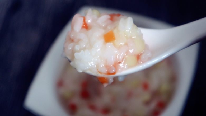 宝宝辅食之玉米胡萝卜粥,做好的玉米胡萝卜粥稠稠的,带有玉米香味