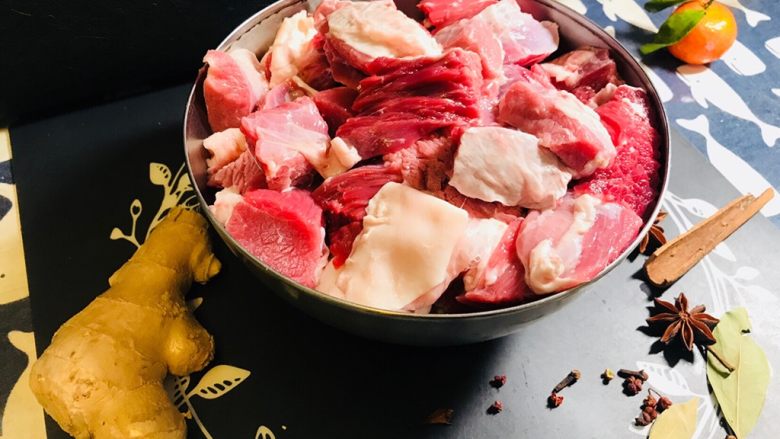 私房牛腩,.牛腩切块,肉块要切的大一些。