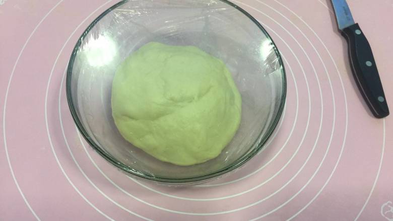 吐司,盖上保鲜膜 用小刀扎几个小孔