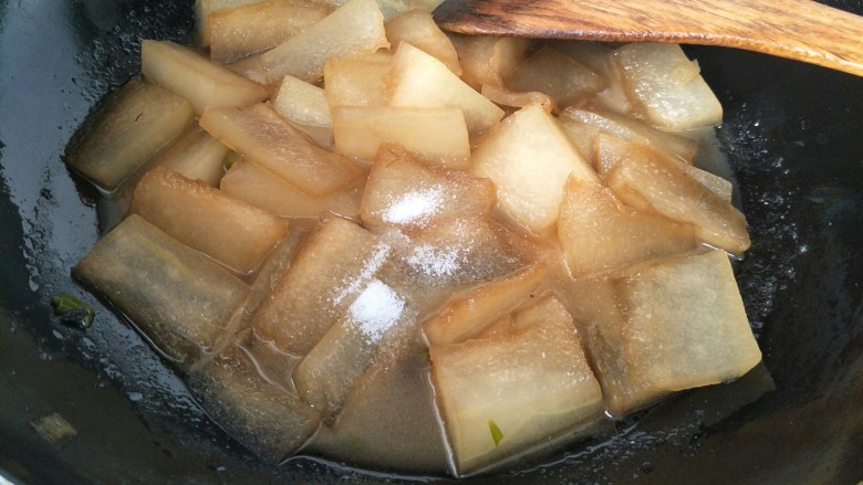耗油冬瓜块,加适量的水炖一会,加盐收汁。