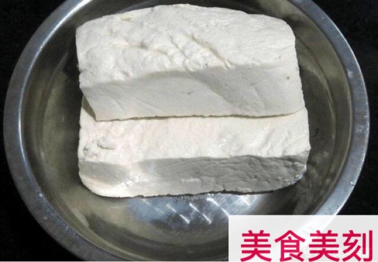 草稿1515729752,5、如图:菜市场买来的2块<a style='color:red;display:inline-block;' href='/shicai/ 465'>豆腐</a>,过清水清洗一遍装盘备用。