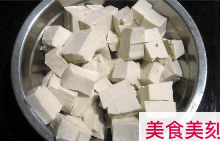 草稿1515729752,6、如图:将豆腐用刀子切成小方块状装盘备用