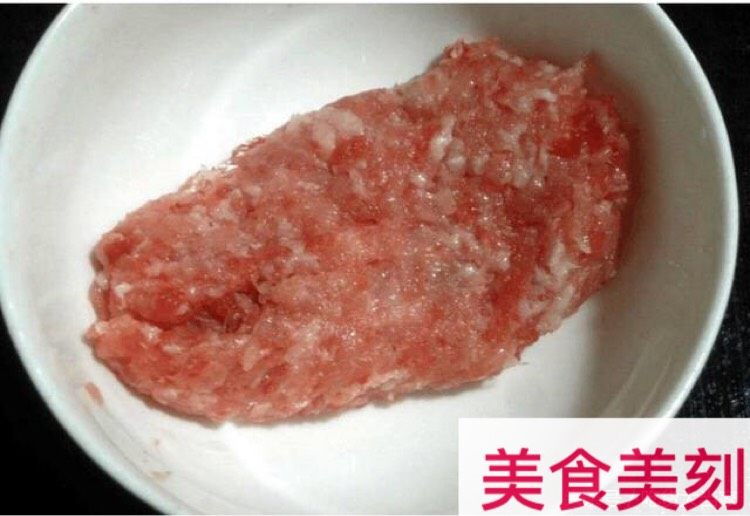 草稿1515729752,2、如图:将猪肉切成块,然后剁成肉末。(肉沫建议用刀剁,这样吃起来口感更好一些)将剁碎的肉末装碗备用
