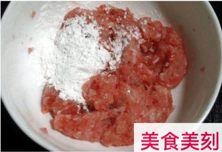 草稿1515729752,3、如图:加入1小勺盐、1小勺<a style='color:red;display:inline-block;' href='/shicai/ 788'>生抽</a>、2勺的淀粉