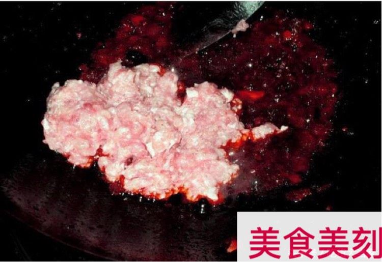 草稿1515729752,8、如图:将豆瓣酱炒至出红油后将腌制入味的肉末也下锅一同爆炒