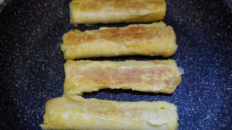 快手早餐—香肠吐司卷,一面煎制金黄时候翻面继续煎制金黄,等等还没结束,四面都要煎制金黄啊