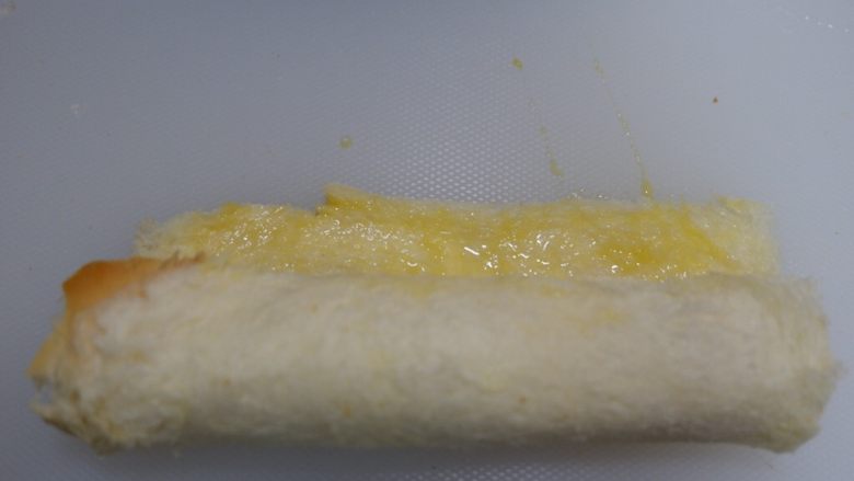 快手早餐—香肠吐司卷,卷起来,收口处抹少许蛋液