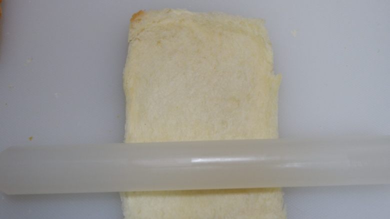 快手早餐—香肠吐司卷,用擀面杖将吐司擀薄,擀扁