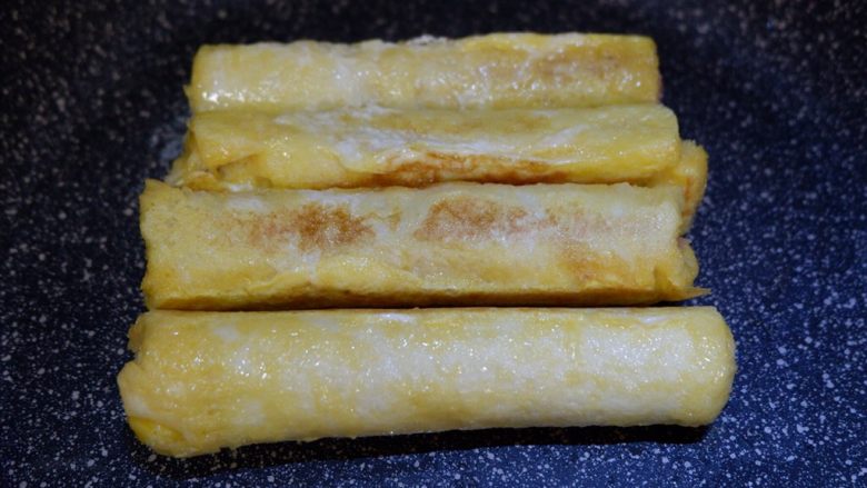 快手早餐—香肠吐司卷,是不是在转就立不住了呢?将四个吐司卷合并在一起就轻松立住了哦。