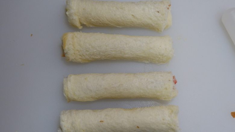 快手早餐—香肠吐司卷,四片吐司按照以上步骤,依次做好
