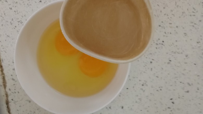 西葫芦与鸡蛋的完美邂逅__糖醋西葫芦炒蛋,鸡蛋里加一勺水搅拌均匀,这样炒鸡蛋比较嫩。