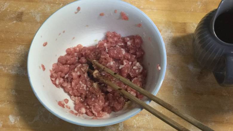 猪肉玉米馄饨,加<a style='color:red;display:inline-block;' href='/shicai/ 156925'>水</a> 继续搅拌 争取上劲
