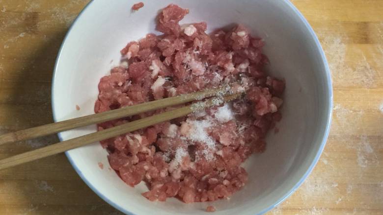 猪肉玉米馄饨,猪肉加盐 糖 <a style='color:red;display:inline-block;' href='/shicai/ 717'>味精</a>