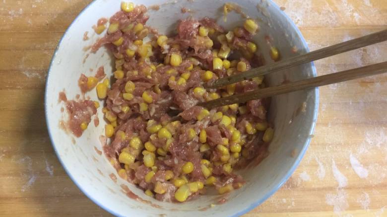 猪肉玉米馄饨,搅拌均匀 放在一旁备用