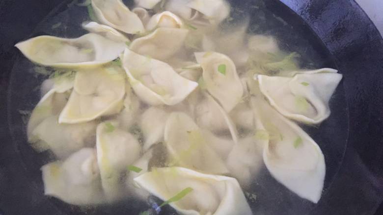 猪肉玉米馄饨,用葱花炝锅 加水 煮沸 放入馄饨 煮7分钟左右就饿可以了