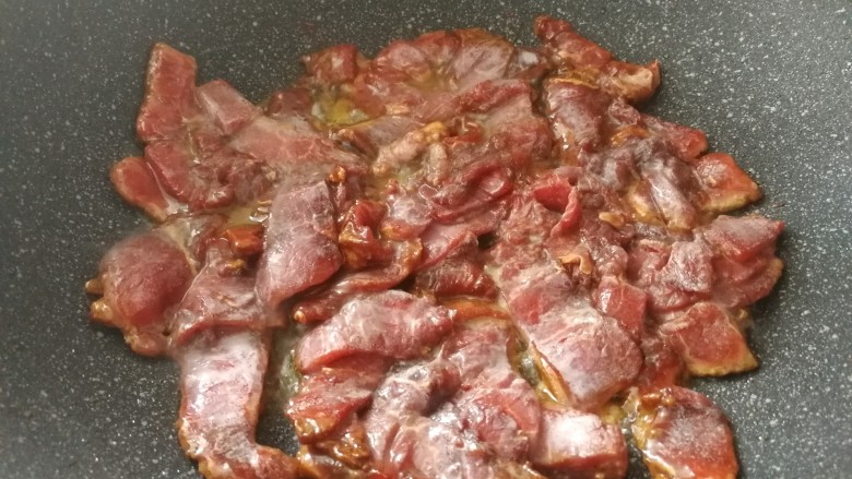 家庭版_葱爆小牛排,锅热少放点油,牛肉里有油了,放入牛肉翻炒。