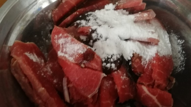 家庭版_葱爆小牛排,把上图的配件都适量加入切好的牛肉里。放干淀粉,不是淀粉水。